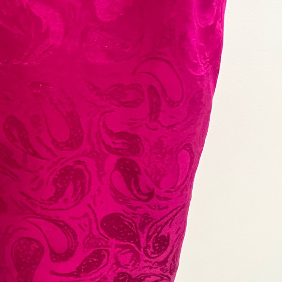 Diane Gilman 100% silk tank in fuchsia with a paisley pattern, size Medium - Picture 7 of 7